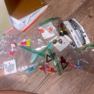 Assorted jewelry bundle (mostly earrings)